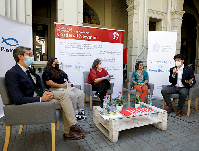 Profesor Juan E. Ibáñez participó en la Semana de Divulgación Científica Cardenal Newman